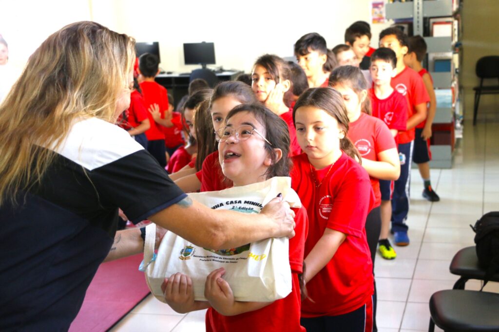 Projeto “Minha Casa, Minha Escola” promove o hábito da leitura entre crianças em Castro.