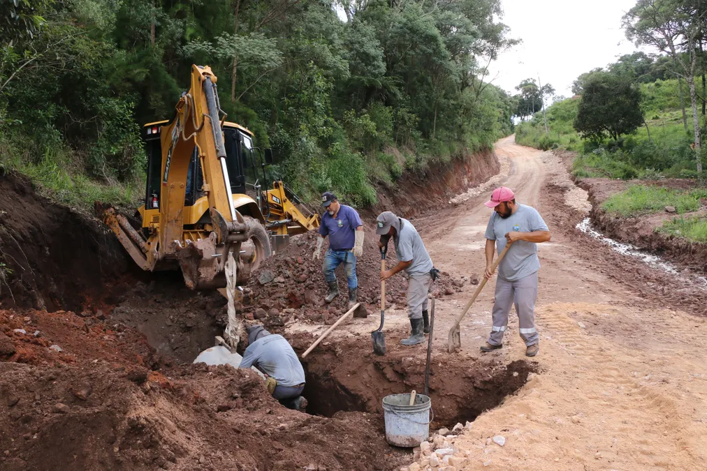 Prefeitura de Castro promove ação intensa para revitalizar estradas rurais